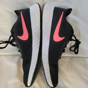Nike Revolution Youth 7 Sneaker
